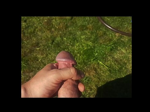 ❤️ Hottie si fa scopare a figa rosa è cums cun un squirt in un giardinu d'estate ❤️❌ Super porn à noi ❤